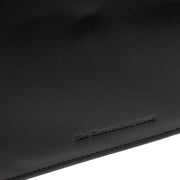 Close-Up Detail of Classic Collar &amp; Heavy-Duty Zipper Hardware on Leather Portfolio Moreton レディース