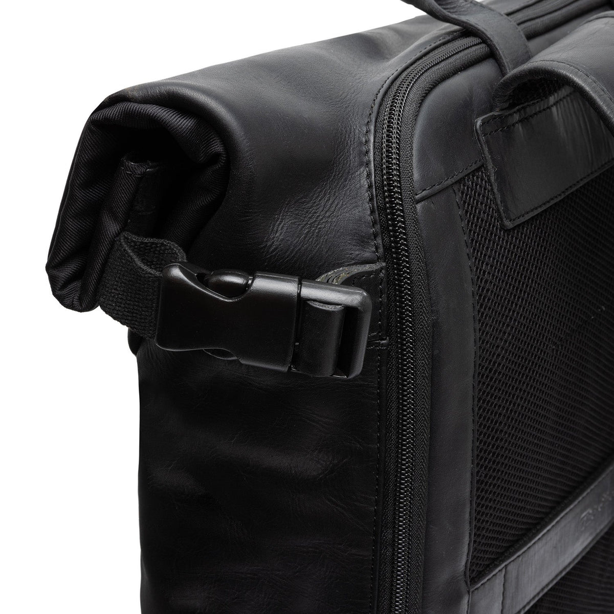 Solid Antique Brass Hardware &amp; Heavy-Duty Dual Zipper Detail on Bornholm フルグレインレザー Roll-top Backpack