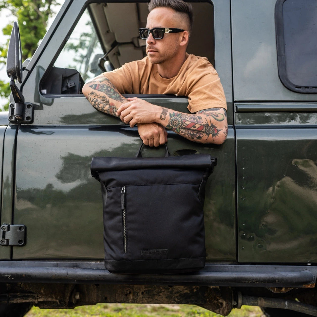 Bornholm フルグレインレザー Roll-top Backpack - Structured Side Profile Showing Gusset Depth &amp; Expansion Capacity