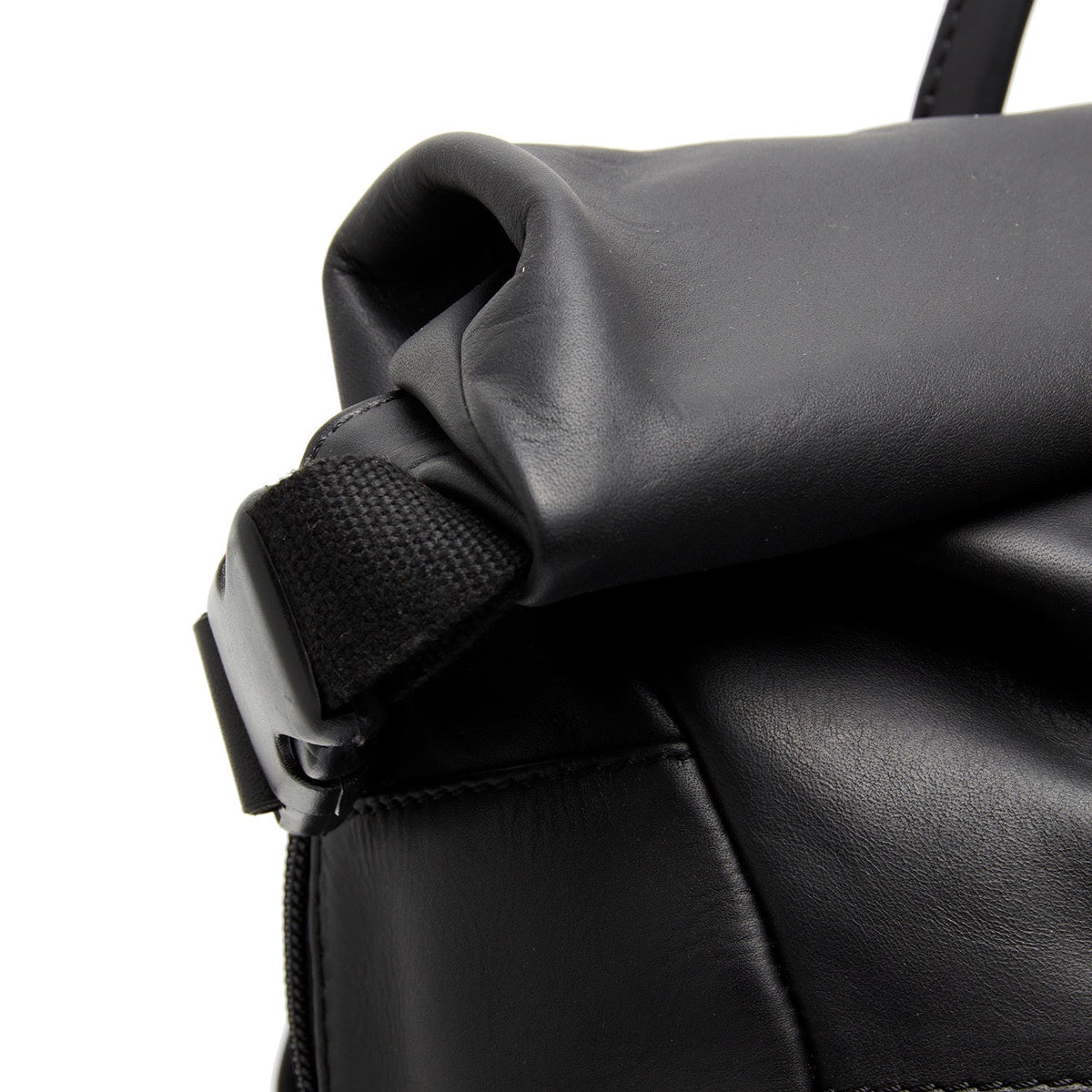 Mazara Full-Grain Leather Roll-top Backpack レディース - Structured Side Profile Showing Gusset Depth &amp; Expansion Capacity