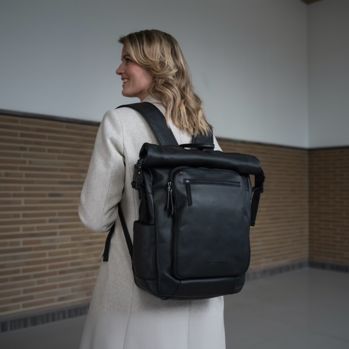 Remo Full-Grain Leather Roll-top Backpack レディース - Structured Side Profile Showing Gusset Depth &amp; Expansion Capacity