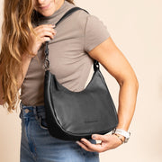 
Classic 100% Full-Grain leather Bag - 補強レザーストラップと丁寧な縫製が際立つ背面ビュー