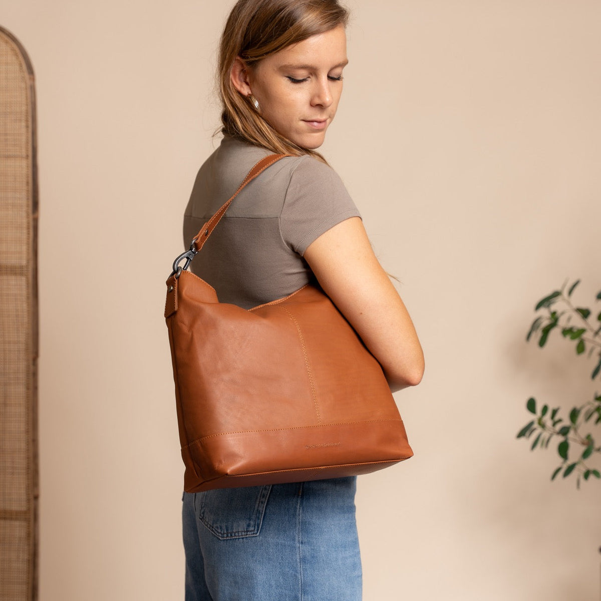 Amelia Full-Grain Leather Shoulder Bag レディース – alternate product view 2