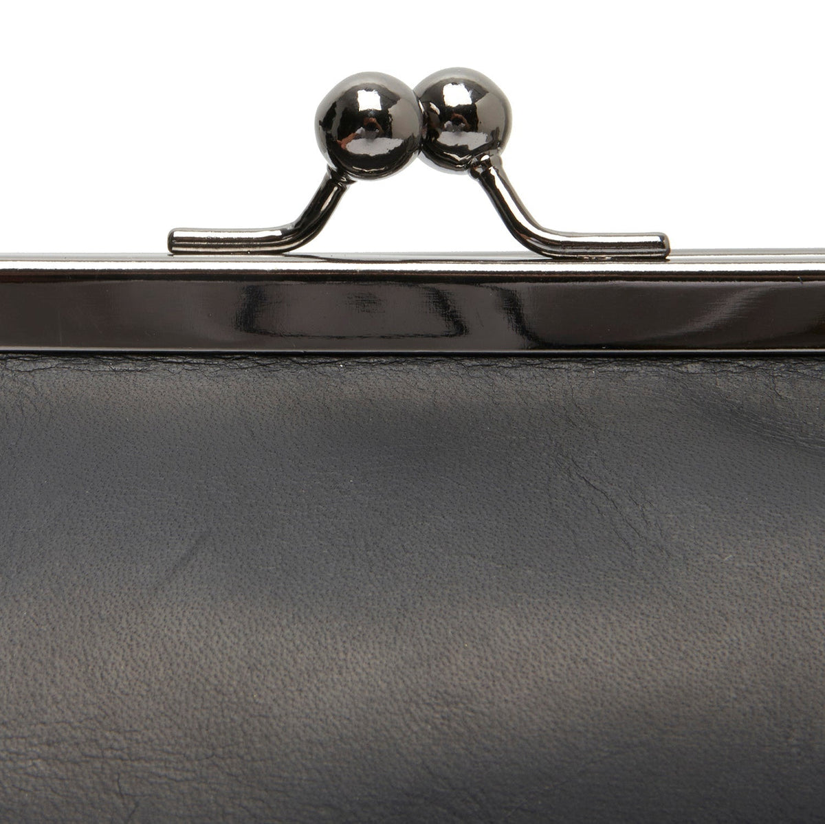
Classic 100% Full-Grain leather Bag - 補強レザーストラップと丁寧な縫製が際立つ背面ビュー