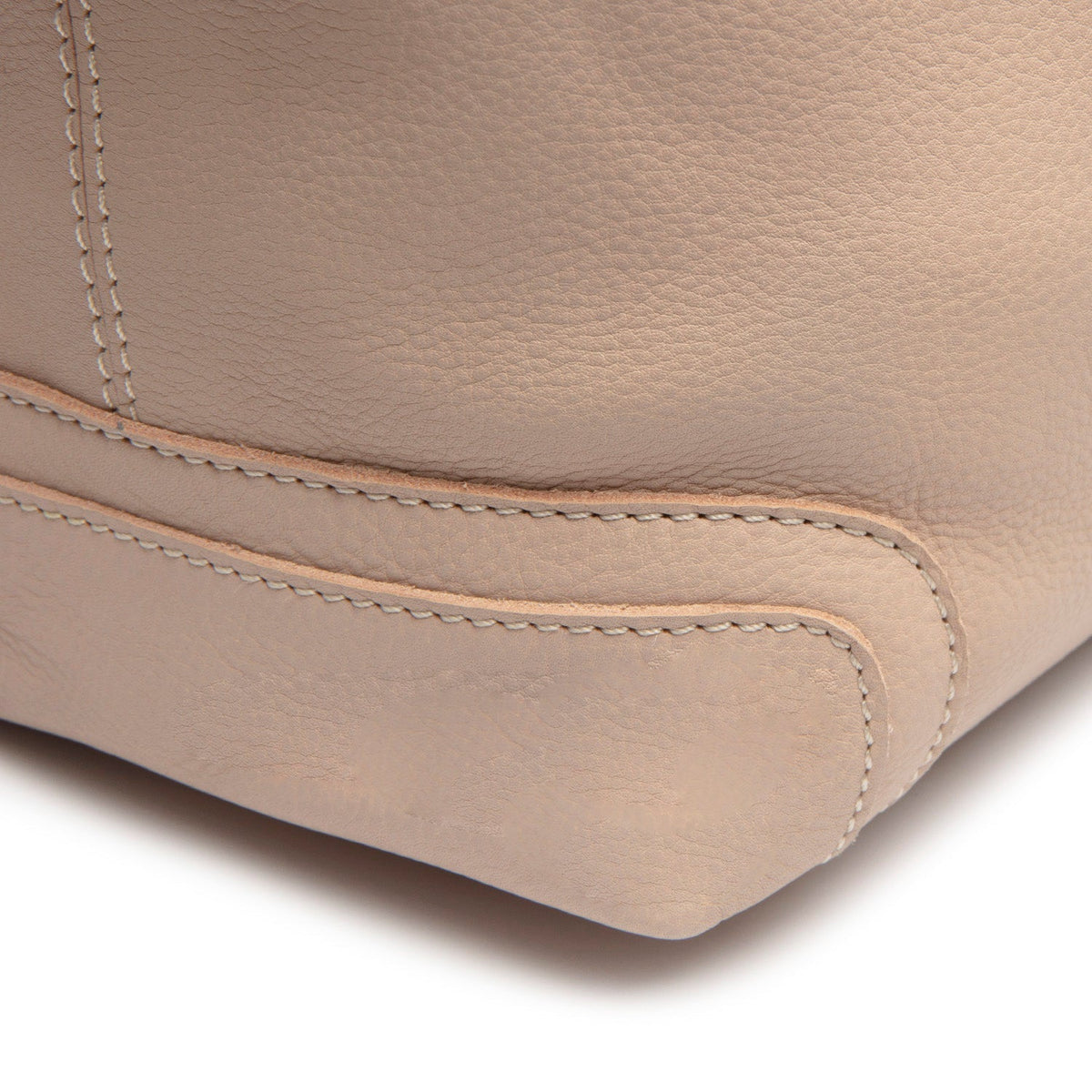 Solid Antique Brass Hardware &amp; Heavy-Duty Dual Zipper Detail on Astero Full-Grain Leather Shoulder Bag レディース