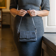 Clifden Full-Grain Leather Shoulder Bag レディース - Structured Side Profile Showing Gusset Depth &amp; Expansion Capacity