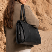
Classic 100% Full-Grain leather Bag - 補強レザーストラップと丁寧な縫製が際立つ背面ビュー