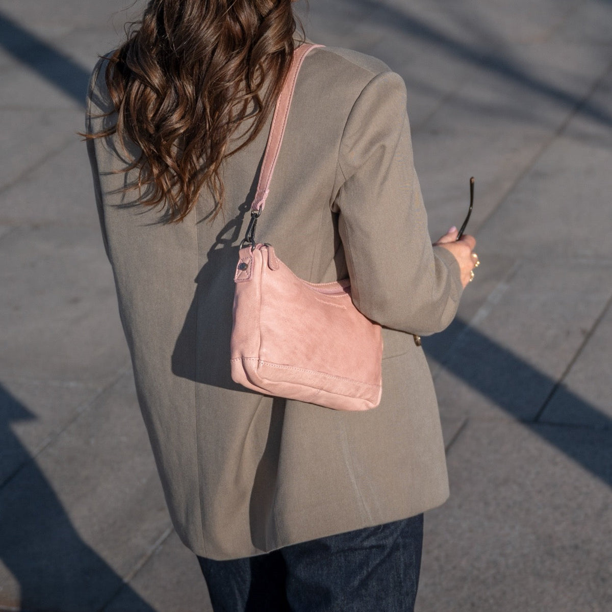 Irving Full-Grain Leather Shoulder Bag レディース – alternate product view 3