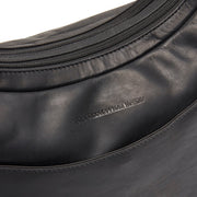
Classic 100% Full-Grain leather Bag - 補強レザーストラップと丁寧な縫製が際立つ背面ビュー