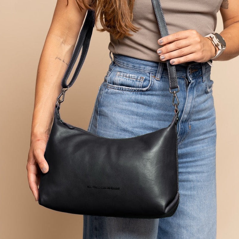 Skara Full-Grain Leather Shoulder Bag レディース