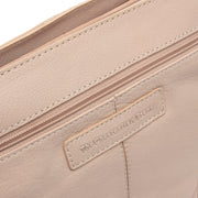 
Solid Antique Brass Hardware & Heavy-Duty Dual Zipper Detail on Zarita フルグレインレザー ショルダーバッグ