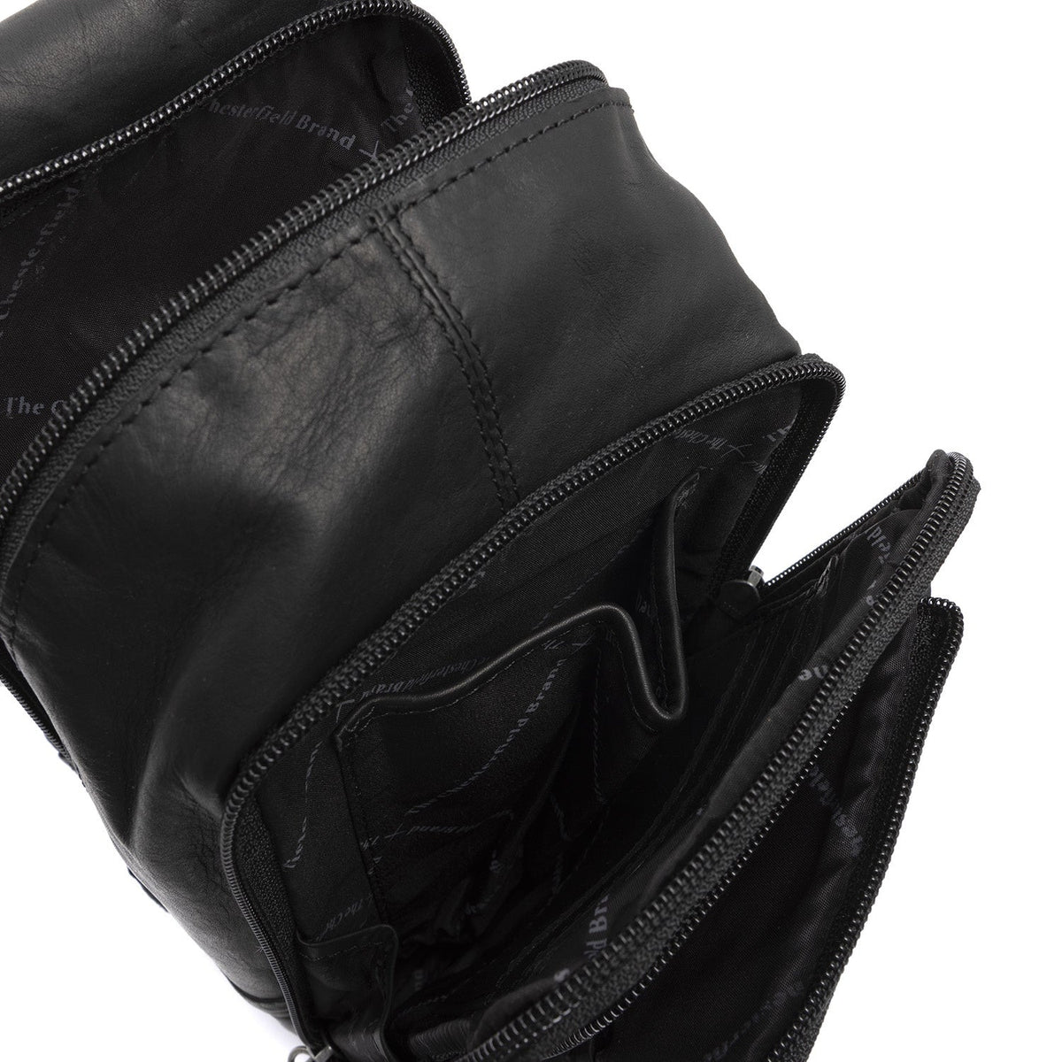 
Leather Sling Bag Riga - マチの奥行きと拡張容量を示す立体的なサイドプロファイル