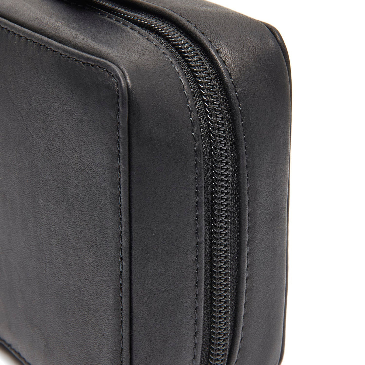 Close-Up Detail of Classic Collar &amp; Heavy-Duty Zipper Hardware on Leather Tech-Organizer Ardan レディース