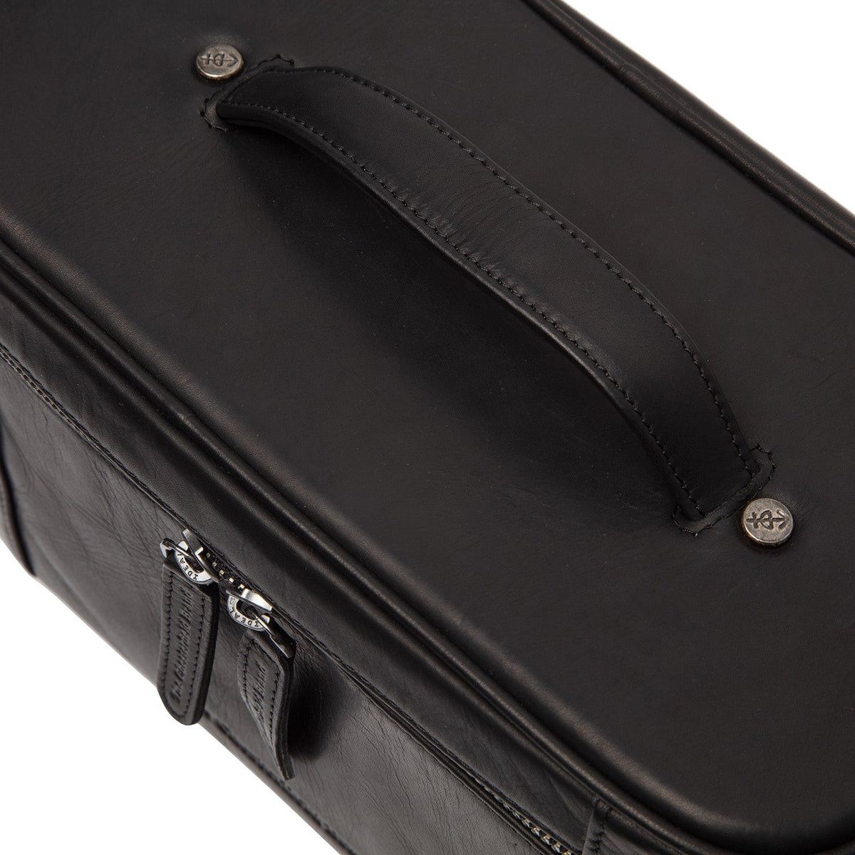 Close-Up Detail of Classic Collar &amp; Heavy-Duty Zipper Hardware on Limone Full-Grain Leather Toiletry Bag レディース