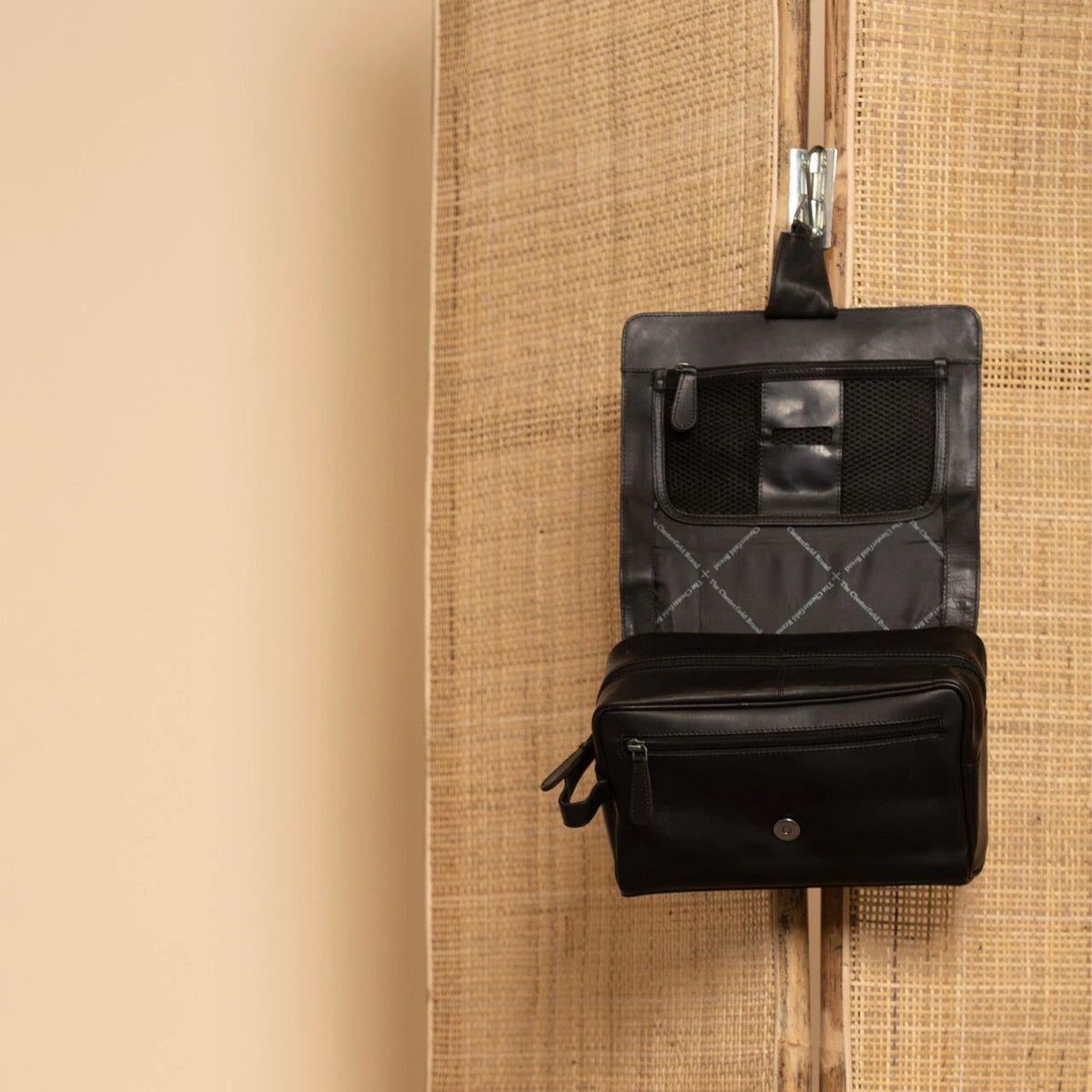 Rosario Full-Grain Leather Toiletry Bag レディース - Lateral Side Profile View Showing Sleeve Cut &amp; Athletic Taper Fit