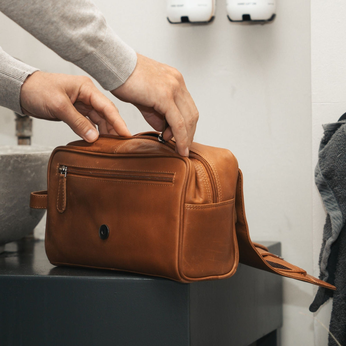 Rosario Full-Grain Leather Toiletry Bag レディース – alternate product view 3
