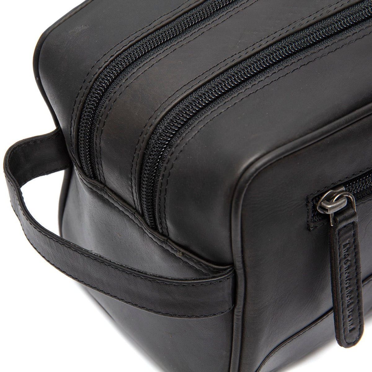 
クローズアップ詳細 of Classic Collar & Heavy-Duty Zipper Hardware on Stacey フルグレインレザー トラベルポーチ