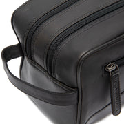 
クローズアップ詳細 of Classic Collar & Heavy-Duty Zipper Hardware on Stacey フルグレインレザー トラベルポーチ