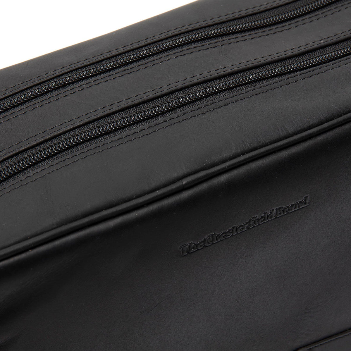 Close-Up Detail of Classic Collar &amp; Heavy-Duty Zipper Hardware on Stefan Full-Grain Leather Toiletry Bag レディース