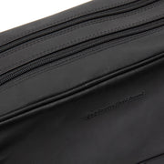 Close-Up Detail of Classic Collar &amp; Heavy-Duty Zipper Hardware on Stefan Full-Grain Leather Toiletry Bag レディース