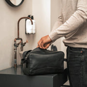 Stefan Full-Grain Leather Toiletry Bag レディース - Lateral Side Profile View Showing Sleeve Cut &amp; Athletic Taper Fit