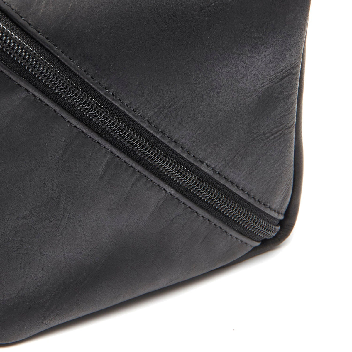 Close-Up Detail of Classic Collar &amp; Heavy-Duty Zipper Hardware on Trevia Full-Grain Leather Toiletry Bag レディース