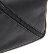 Close-Up Detail of Classic Collar &amp; Heavy-Duty Zipper Hardware on Trevia Full-Grain Leather Toiletry Bag レディース