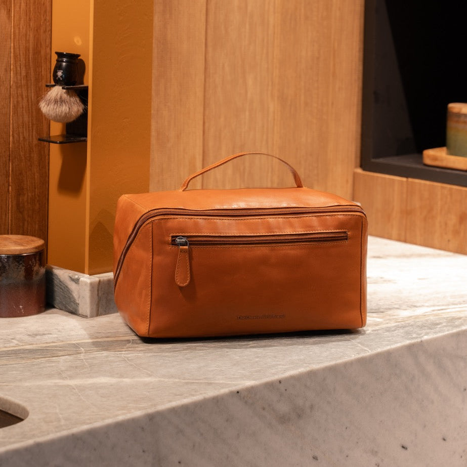 Trevia Full-Grain Leather Toiletry Bag レディース – alternate product view 2