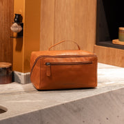 Trevia Full-Grain Leather Toiletry Bag レディース – alternate product view 2