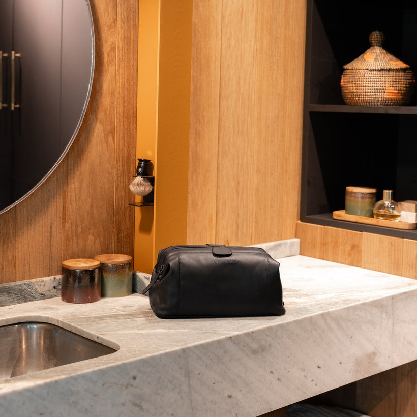 Vince Full-Grain Leather Toiletry Bag レディース