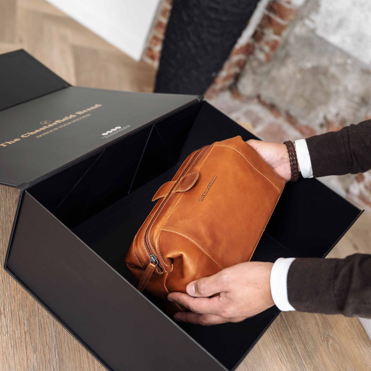 Vince Full-Grain Leather Toiletry Bag レディース – alternate product view 2