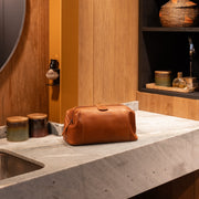Vince Full-Grain Leather Toiletry Bag レディース – alternate product view 3