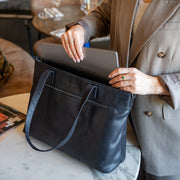 
Solid Antique Brass Hardware & Heavy-Duty Dual Zipper Detail on Osira フルグレインレザー トートバッグ