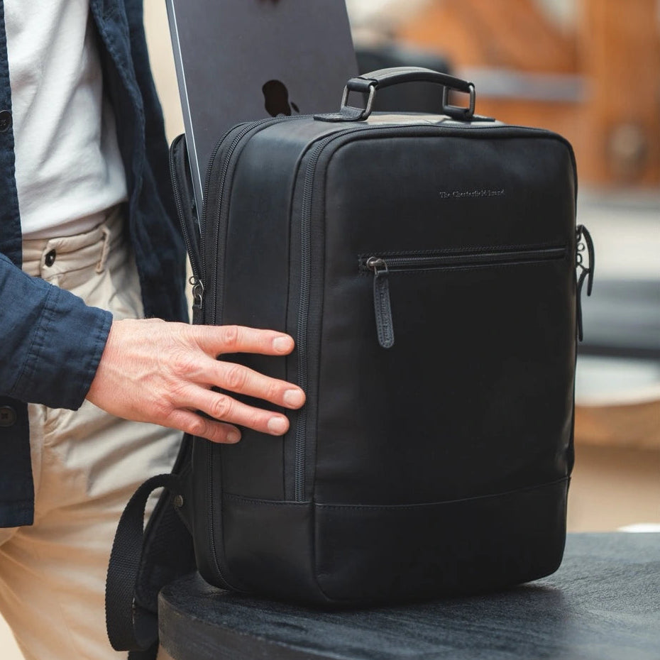 
Classic 100% Full-Grain leather Backpack - 補強レザーストラップと丁寧な縫製が際立つ背面ビュー