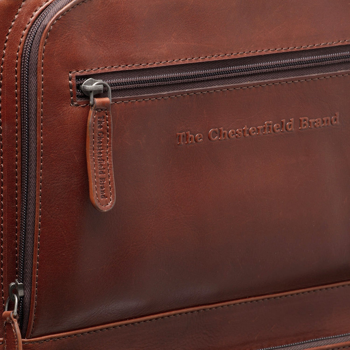 
クローズアップ詳細 of Classic Collar & Heavy-Duty Zipper Hardware on Leather Trolley San Marino レディース レディース