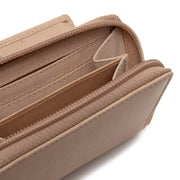 
Solid Antique Brass Hardware & Heavy-Duty Dual Zipper Detail on Floren フルグレインレザー 本革ウォレット
