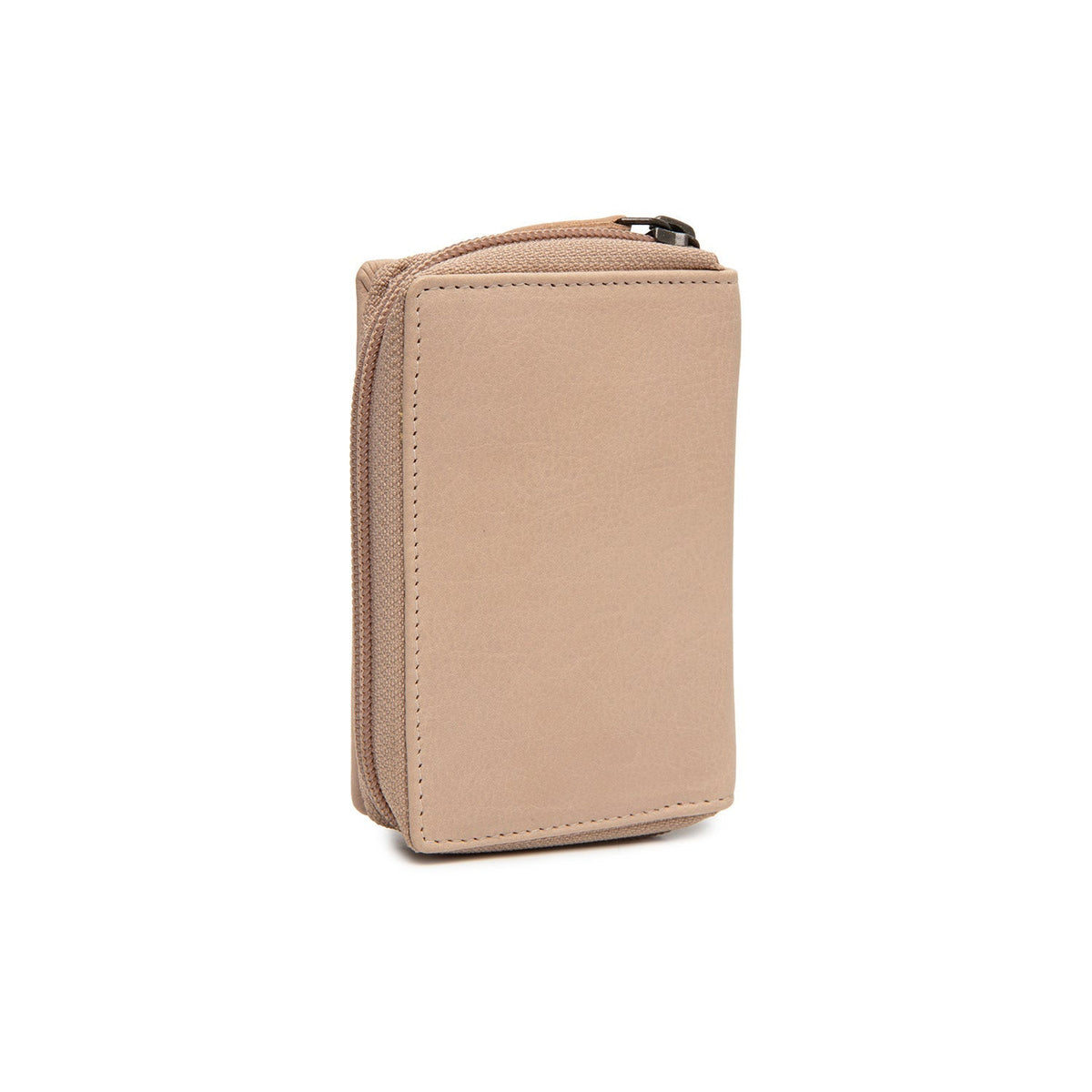 
100% Full-Grain Wax Pull-Up 100% Full-Grain Leather Grain Texture & Handcrafted Patina Detail