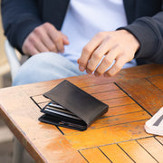 Ralph Full-Grain Leather Wallet メンズ - Structured Side Profile Showing Gusset Depth &amp; Expansion Capacity