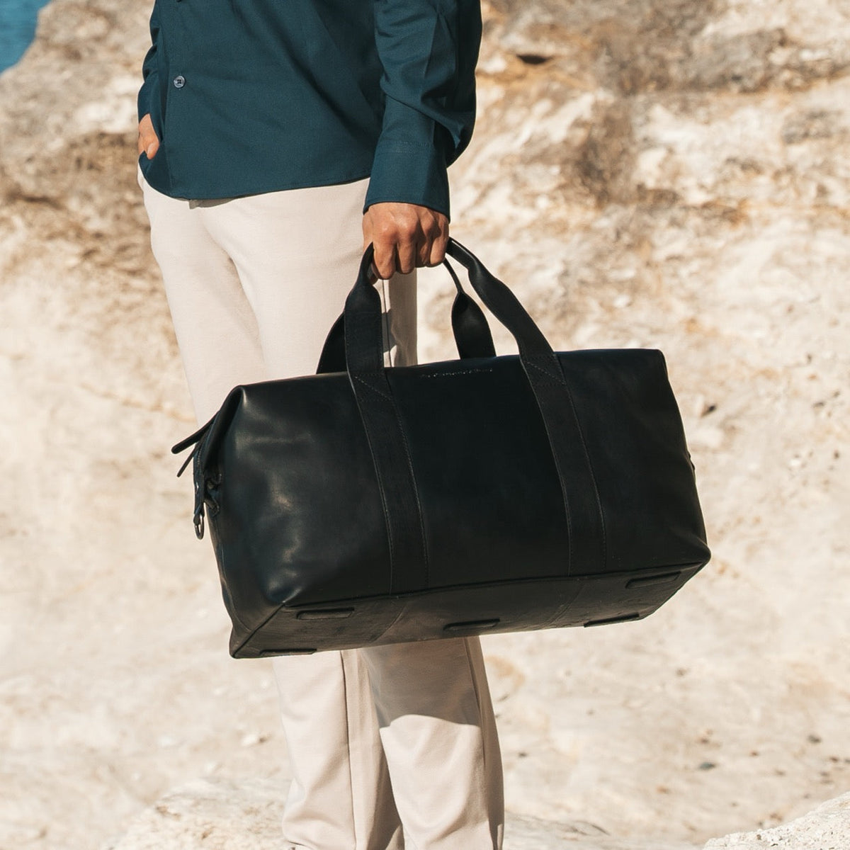 Conor Full-Grain Leather Weekender Bag レディース - Structured Side Profile Showing Gusset Depth &amp; Expansion Capacity