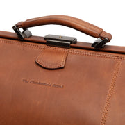Corfu Full-Grain Leather Weekender Bag レディース - Structured Side Profile Showing Gusset Depth &amp; Expansion Capacity