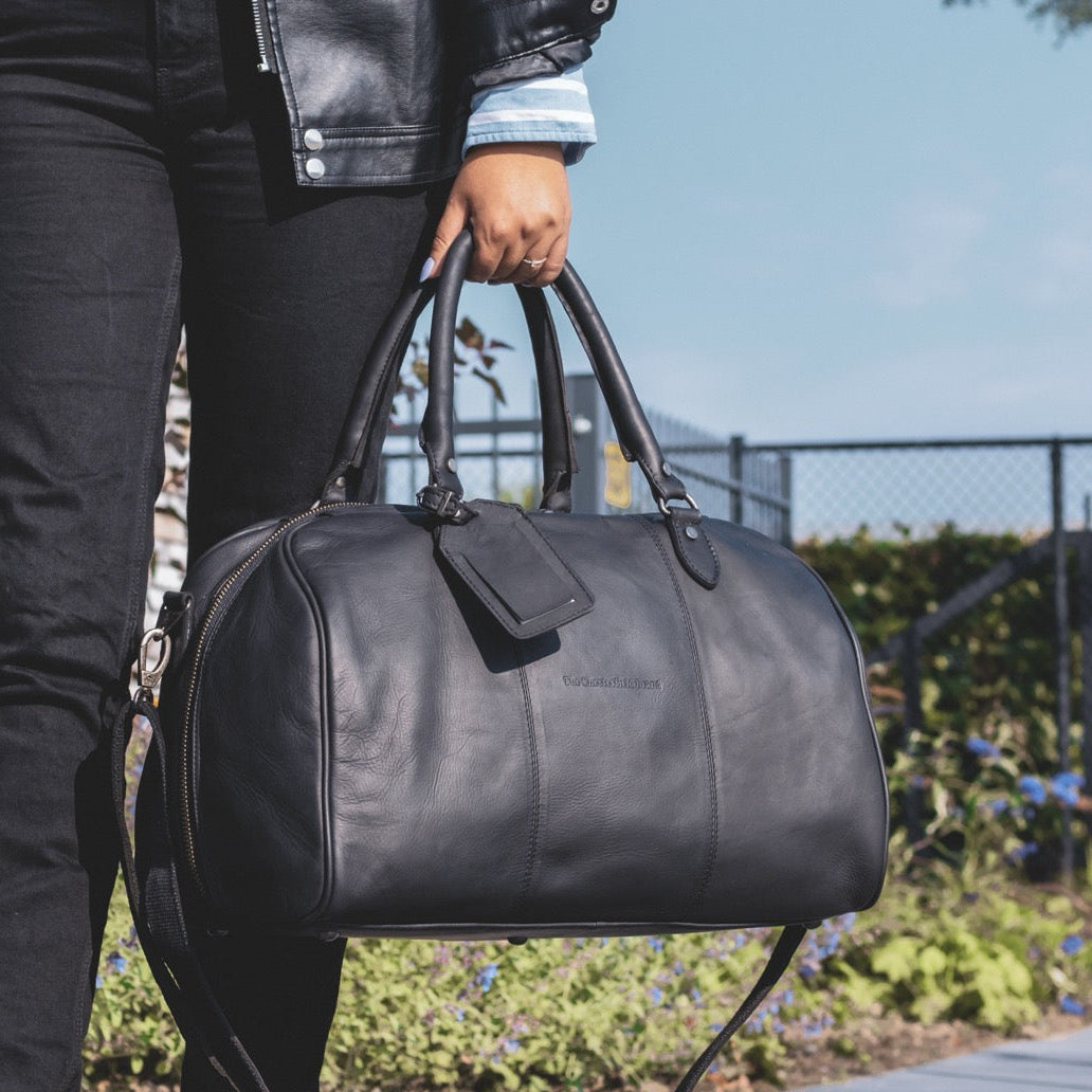 
Classic 100% Full-Grain Leather Duffle Bag - 補強レザーストラップと丁寧な縫製が際立つ背面ビュー