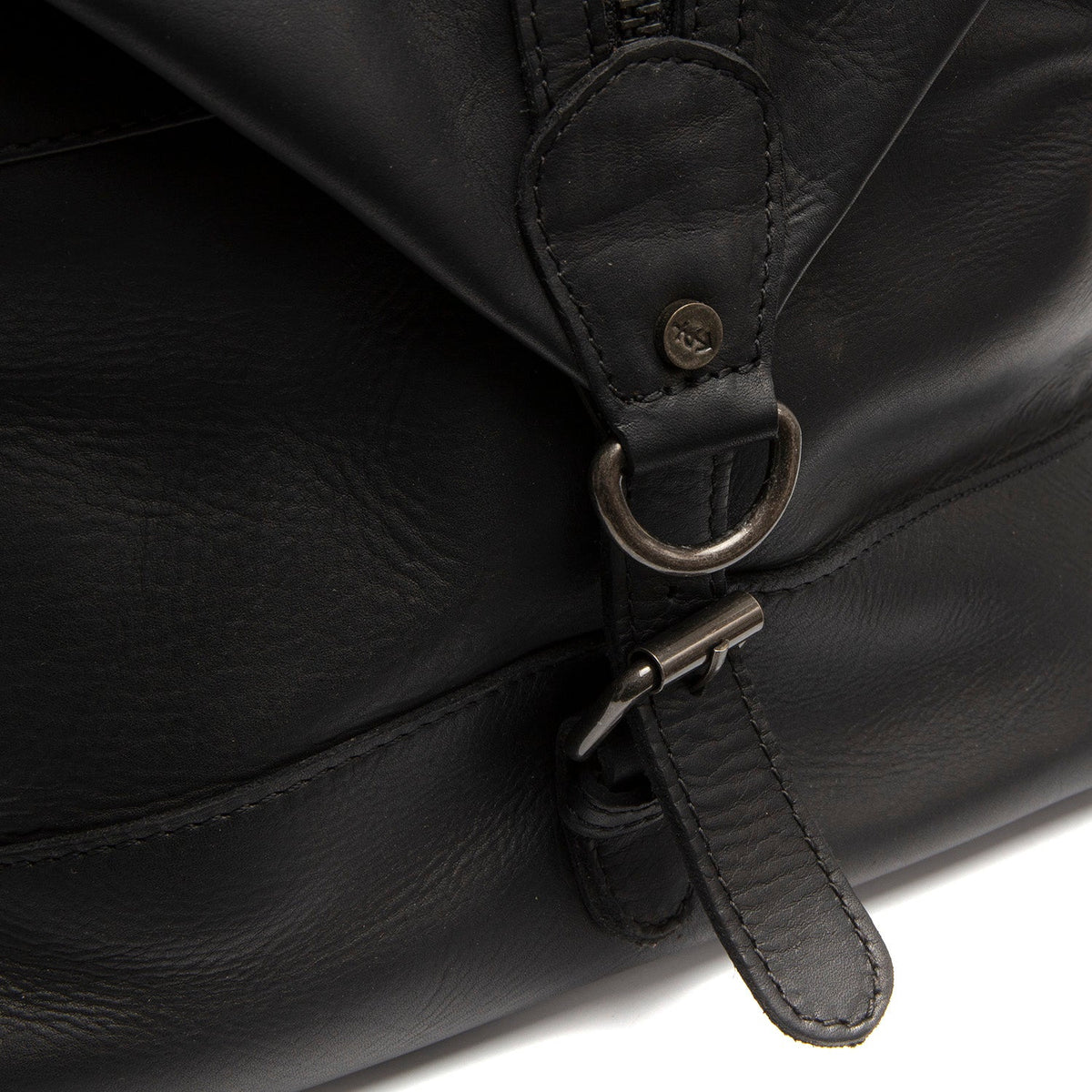 
Solid Antique Brass Hardware & Heavy-Duty Dual Zipper Detail on Portsmouth II フルグレインレザー ボストンバッグ