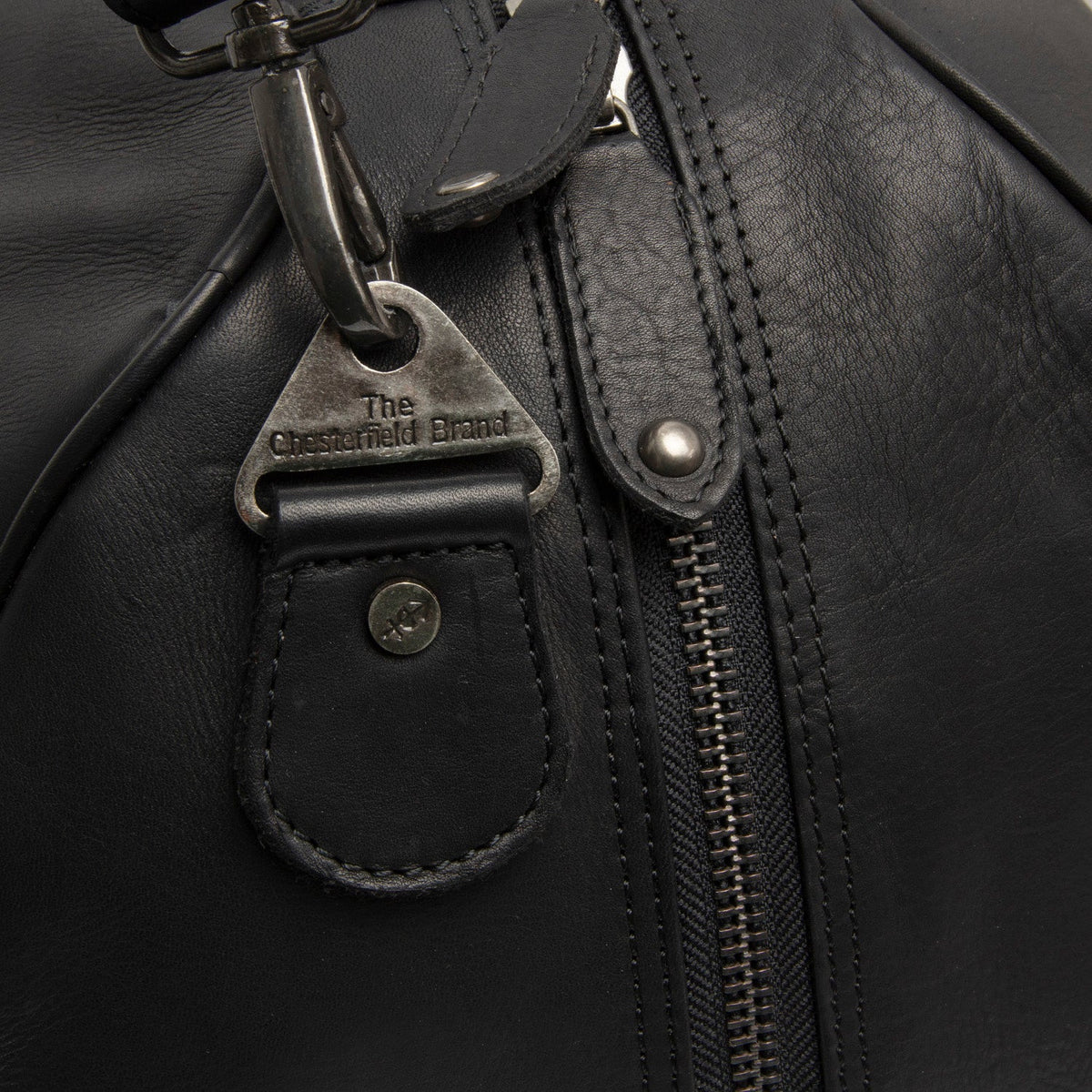 
Solid Antique Brass Hardware & Heavy-Duty Dual Zipper Detail on Rivaro フルグレインレザー ボストンバッグ