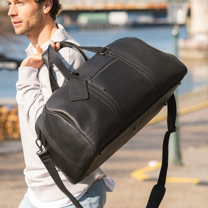 
Classic 100% Full-Grain Leather Duffle Bag - 補強レザーストラップと丁寧な縫製が際立つ背面ビュー