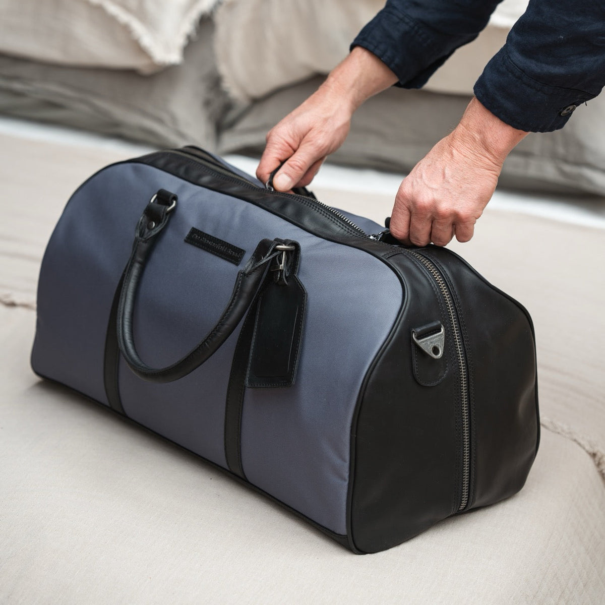 Tornio Full-Grain Leather Weekender Bag レディース - Structured Side Profile Showing Gusset Depth &amp; Expansion Capacity