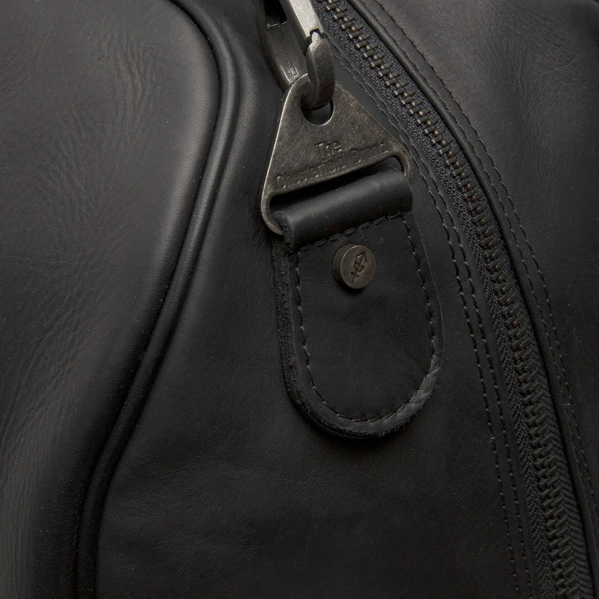 Solid Antique Brass Hardware &amp; Heavy-Duty Dual Zipper Detail on William Full-Grain Leather Weekender Bag レディース