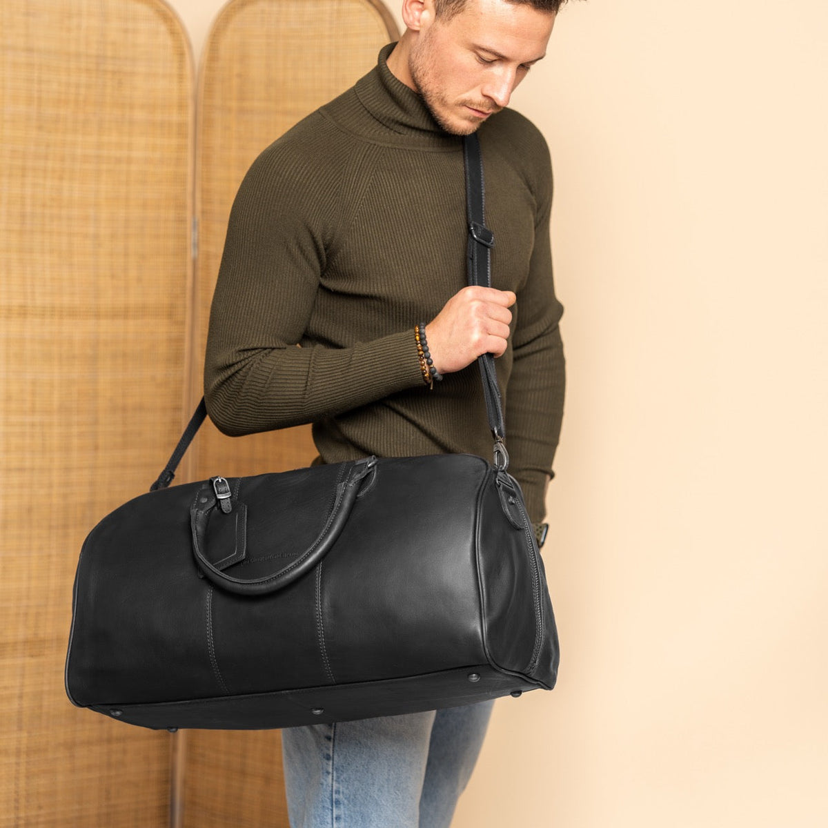 William Full-Grain Leather Weekender Bag レディース - Structured Side Profile Showing Gusset Depth &amp; Expansion Capacity