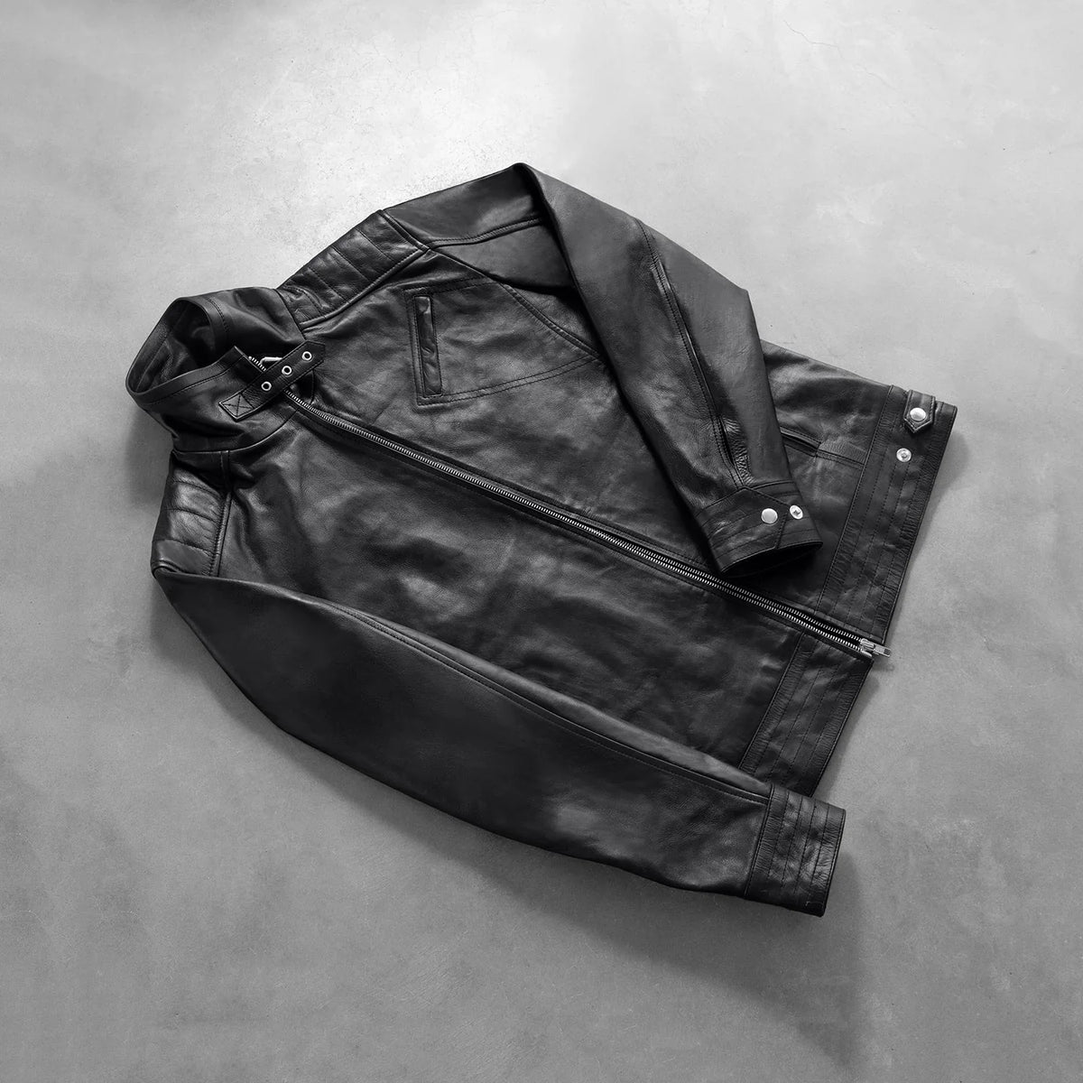 Styled Fit Perspective of Men's Legacy ブラック レザーライダースジャケット メンズ on Model - Natural Daylight Drape