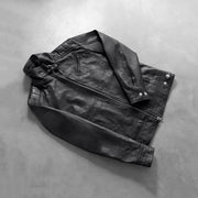 Styled Fit Perspective of Men's Legacy ブラック レザーライダースジャケット メンズ on Model - Natural Daylight Drape