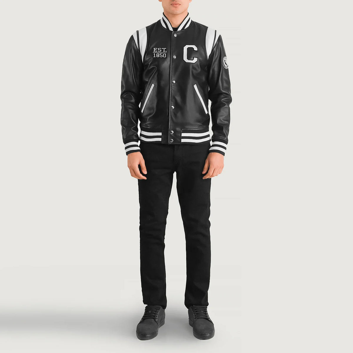 
Liberte California ブラック Leather Varsity レザージャケット メンズ - 袖の立体カッティングと洗練されたテーパードフィットを見せる側面ビュー